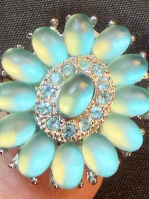 Blue flower-shaped ring like new with translucent stones