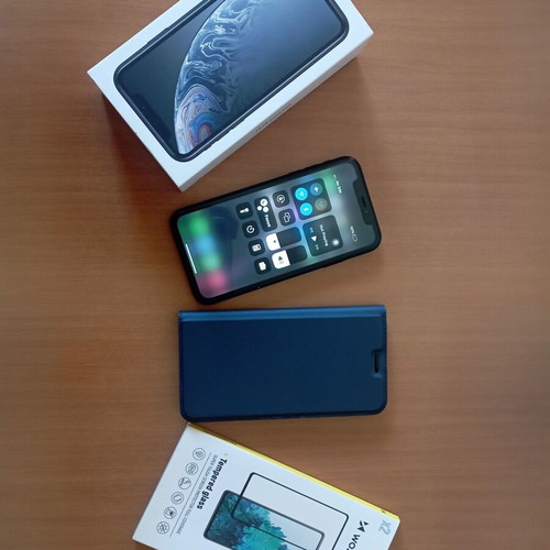 iPhone XR black like new, 64GB, with case and screen protectors