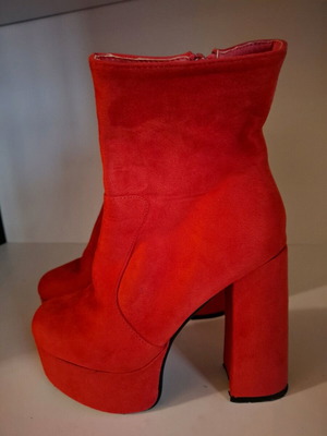 High-heeled ankle boots like new, size 37