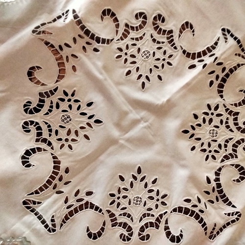 Handmade tablecloth with knitted corners and cut lace 110x110 new