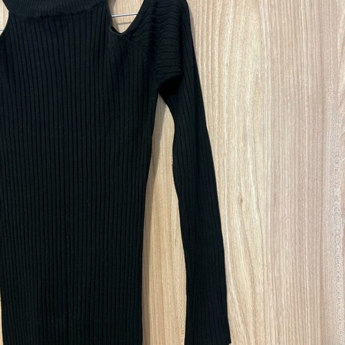 Black knitted dress like new, one size, with side slit