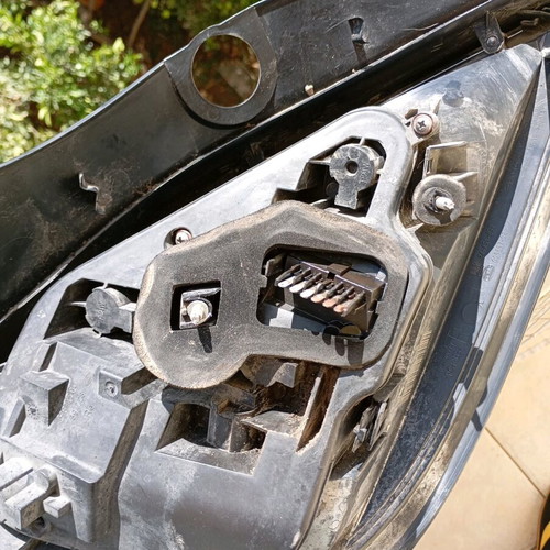 Φανάρι Opel Astra H δεξιό πίσω μεταχειρισμένο χωρίς λάμπες με σπασμένο πλαστικό