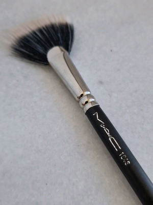 Mac Cosmetics Duo Fibre Fan Brush used