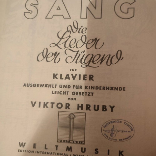 Kinder Sang piano music learning book used