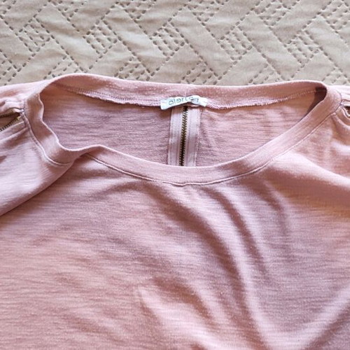 Alerte dusty pink t-shirt like new with zippers