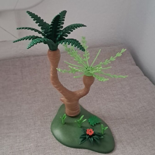 Playmobil tropical tree with base and plants like new