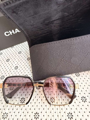 Chanel γυαλιά ηλίου καινούργια, μαύρος σκελετός με χρυσές λεπτομέρειες
