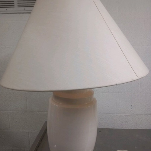 Porcelain table lamps like new, set of 2 with shade