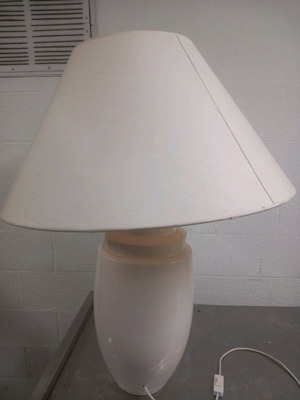 Porcelain table lamps like new, set of 2 with shade