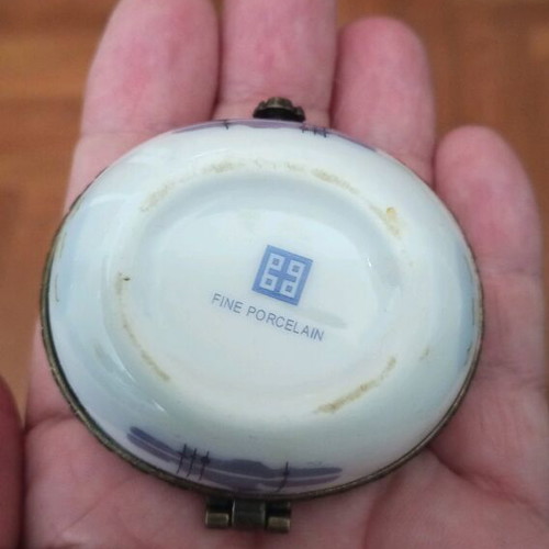 Vindage porcelain case like new