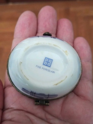 Vindage porcelain case like new