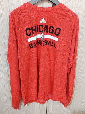 Adidas Chicago Bulls training tee like new, small