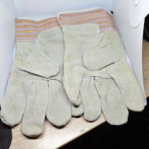 Work gloves reinforced with leather like new