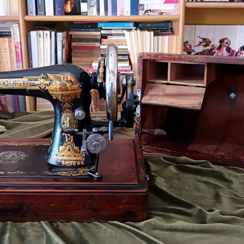 Singer Antique Sewing Machine used, 120 years old, collectible