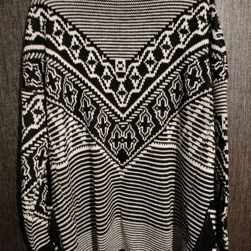 Knitted black and white cardigan new, buttonless with external pockets