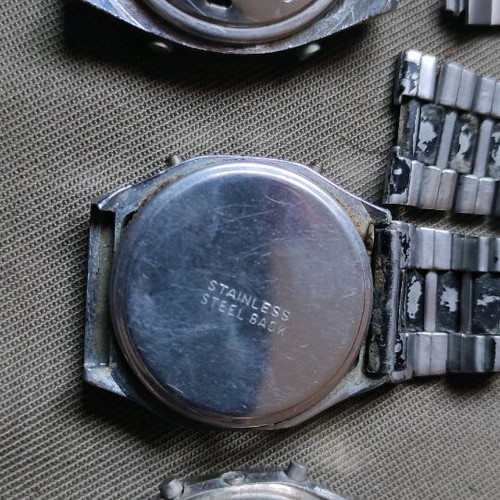 Vintage 3 old watches with various bracelets used, unknown if working