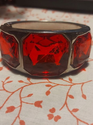 Steel bracelet like new, openable with red glass stones