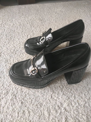 Λούστρινι γυναικείο παπούτσι H&M με χοντρό τακούνι σαν καινούργιο, μαύρο