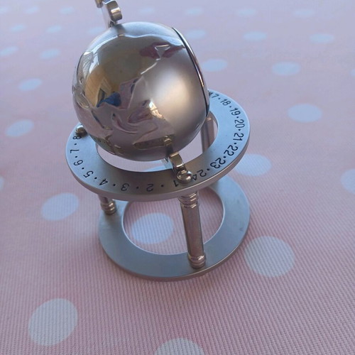 Vintage globe tabletop quartz clock like new
