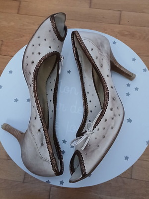 Shoe Bizz vintage peep-toe pumps size 40 like new, beige and gold