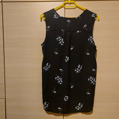 Black blouse with white flowers and silver zipper XL like new