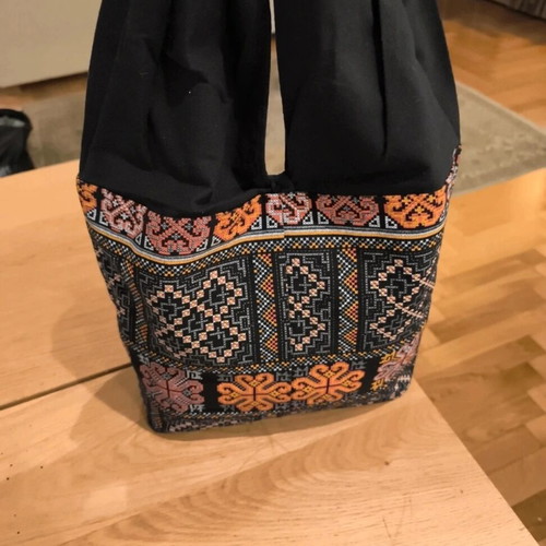 Embroidered shoulder bag like new, black multicolor