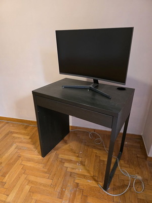 Computer monitor with desk like new