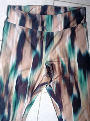 Pull & Bear colorful sports leggings size Large like new