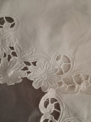 Table linens with cutwork embroidery like new, set of 3 pieces