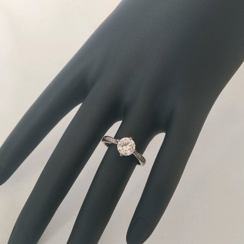 Women's ring used with decorative stone and engraving silver