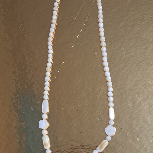 Necklace in white with round and elongated beads and daisy design, like new