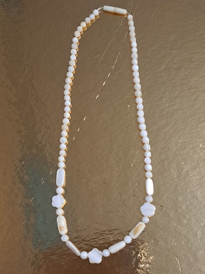Necklace in white with round and elongated beads and daisy design, like new