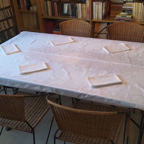 Damask tablecloth new with 6 gift napkins