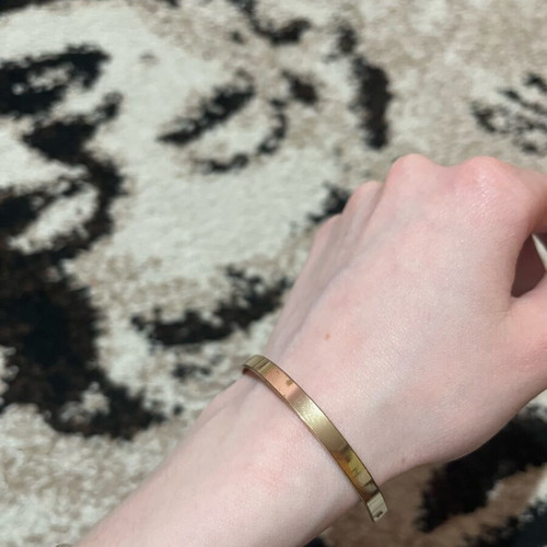 Bracelet like new gold color in excellent condition
