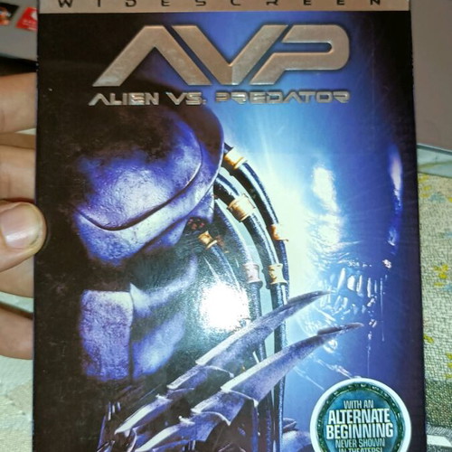 Alien vs Predator DVD like new, widescreen with English subtitles