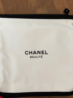 Chanel toiletry bag, white and black