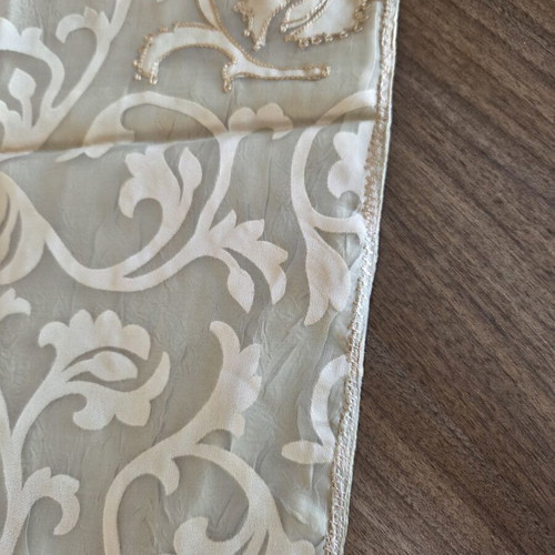 Tablecloth 1.55 x 1.55m and runner 40 x 1.85m decoration like new
