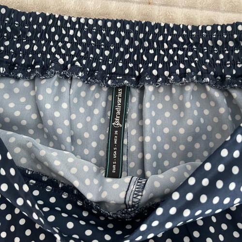 Stradivarius polka dot skirt shorts small like new, dark blue