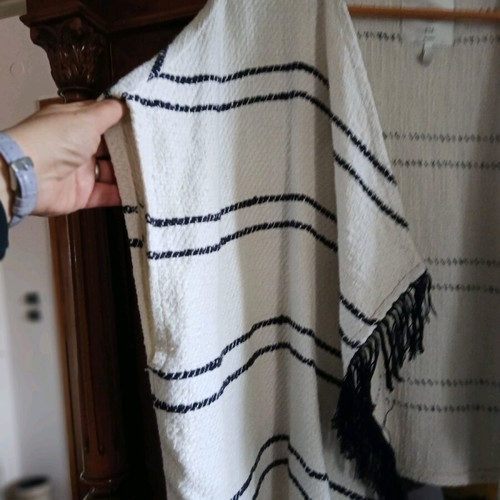 Bershka poncho like new, size M, white and blue