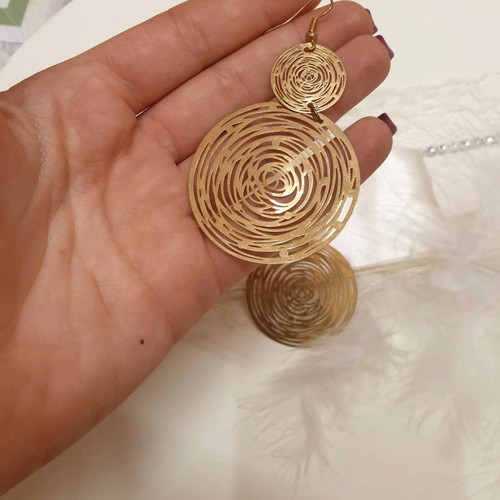 Earrings gold tone very light, large and beautiful