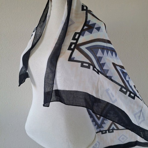 Scarf like new, white and blue