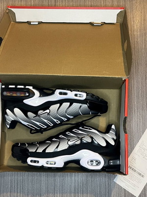 Nike Air Max Plus TN σαν καινούργια, μέγεθος 42, μαύρο/άσπρο metallic silver