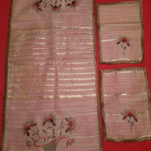 Machine embroidered tsevres new with two napkins 105x45
