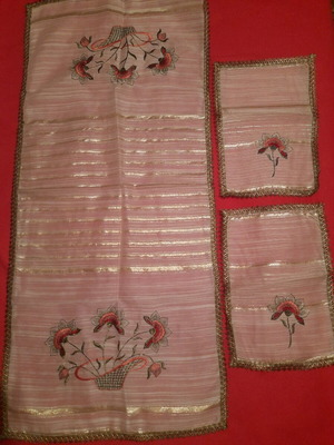 Machine embroidered tsevres new with two napkins 105x45