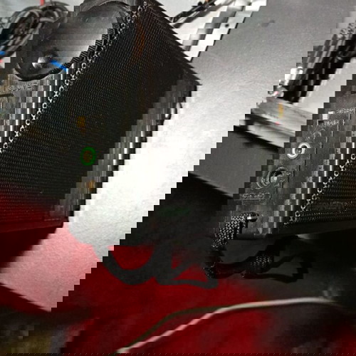 Παλιό ραδιόφωνο stereo μεταχειρισμένο με σημάδια λειτουργικό