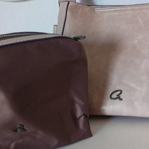 Axel women's handbag and makeup bag set like new, beige