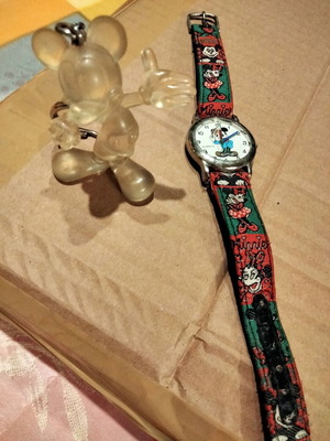 Vintage συλλογή Disney με ρολόι Mickey Mouse, μπρελόκ και lenticular τάπα μεταχειρισμένη