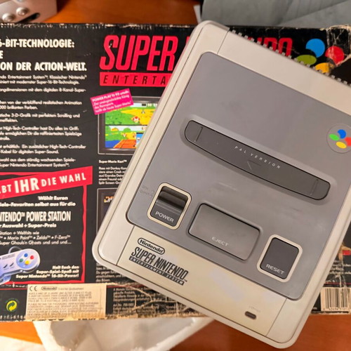 Super Nintendo Entertainment System (SNES) like new with original box