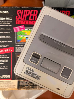 Super Nintendo Entertainment System (SNES) like new with original box