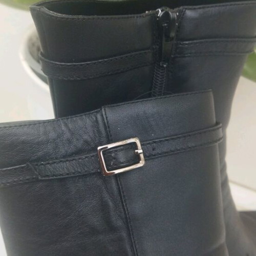 Leather women's ankle boots like new, black, low heel